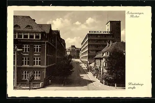 AK Schwenningen /Neckar, Hindenburgstrasse aus der Vogelschau, mit Haus Kienzle-Uhren