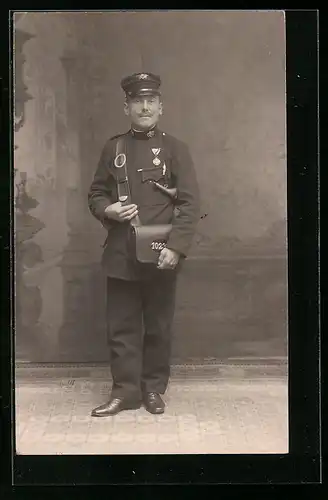 Foto-AK Schaffner in Uniform mit Orden