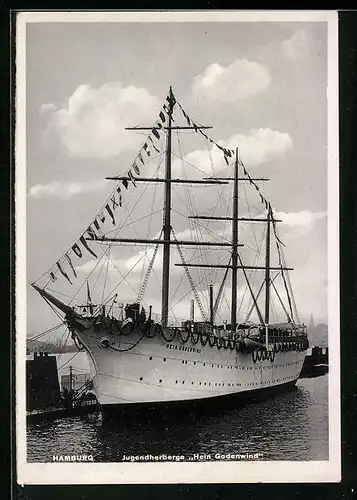 AK Hamburg, Als Jugendherberge umgebautes Segelschiff Hein Godenwind in Flaggengala