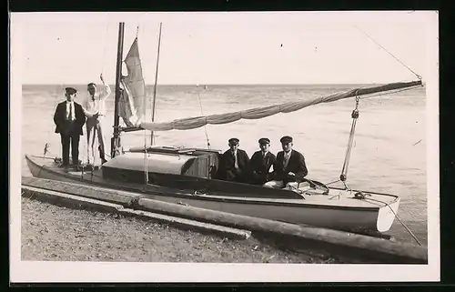 AK Fünf Herren auf einem Segelboot