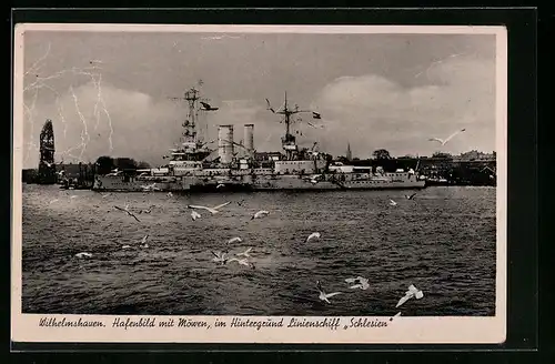 AK Wilhelmshaven, Hafenbild mit Möwen im Hintergrund Linienschiff Schlesien