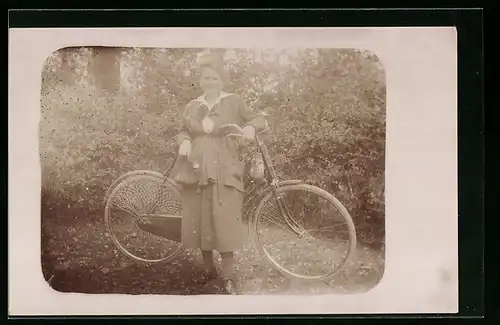 Foto-AK Dame mit ihrem Fahrrad