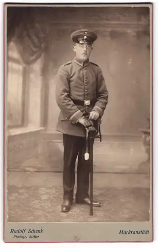 Fotografie Rudolf Schenk, Markranstädt, Unteroffizier in Uniform mit Säbel und Portepee