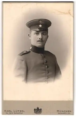 Fotografie Karl Lützel, München, Dachauerstrasse 19 /21, Soldat mit feinem Schnauzer in Uniform