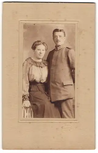 Fotografie unbekannter Fotograf und Ort, Gardesoldat in Feldgrau mit seiner Frau