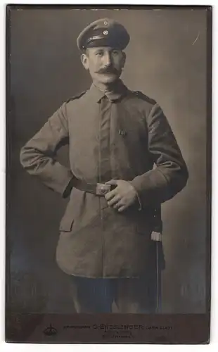Fotografie O. Ensslinger, Darmstadt, Schulstrasse 1, Gestandener Soldat in Feldgrau mit Portepee und Bajonett