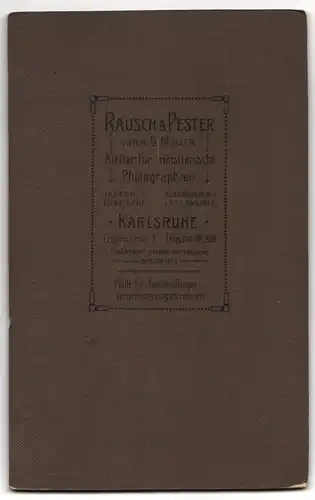 Fotografie Rausch & Pester, Karlsruhe, Erbprinzenstrasse 3, Junger Soldat in Feldgrau mit Mutter u. Schwester im Portrait