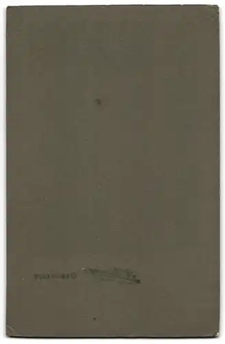 Fotografie R. Göring, Oebisfelde, Gestandener Soldat in Uniform mit Frau und Kind