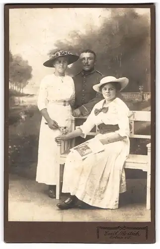 Fotografie Emil Roitsch, Eibau i. S., Uffz. in Uniform mit Schwestern
