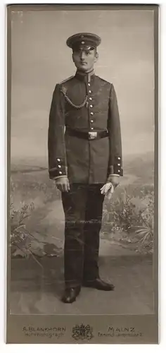 Fotografie A. Blankhorn, Mainz, Emmerich-Josephstrasse 11, Uffz. mit Schützenschnur in Uniform mit Schirmmütze