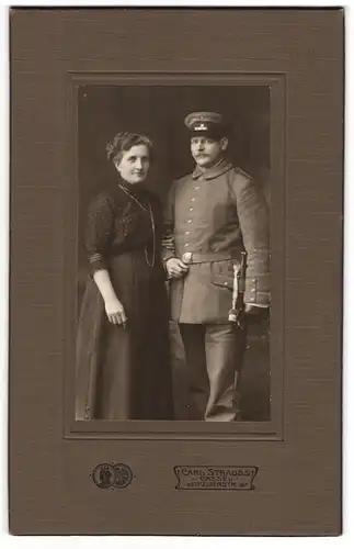 Fotografie Carl Strauss, Cassel, Leipzigerstrasse, Unteroffizier in Feldgrau mit Bajonett und Portepee und seiner Frau
