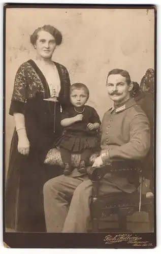 Fotografie Rich. Hellwig, Rathenau, Stein-Strasse 38, Gardesoldat in Uniform mit Frau und Kind