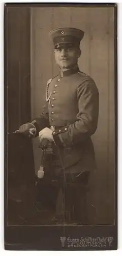 Fotografie Eugen Schiffter, Dresden, Bienertstrasse 14, Uffz. in Uniform mit Säbel, Portepee und Schützenschnur