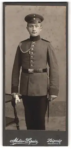 Fotografie Atelier Lipsia, Leipzig, Thomasring 15Junger Soldat mit Bajonett und Schützenschnur in Uniform