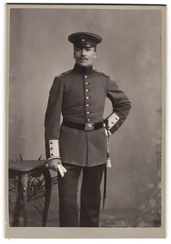 Fotografie Fritz Felten, Bonn, Maxstrasse 45, Junger Soldat in Uniform mit Portepee und Bajonett, IR 160