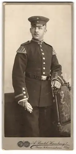 Fotografie A. Bartel, Hamburg, Johannisstrasse 23 /25, Musikkorps-Uffz. in Uniform mit Schwalbennestern