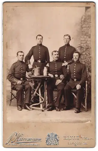 Fotografie J. Havemann, Hanau a. Main, Langstrasse 23, Fünf Soldaten in Uniform mit Bierkrügen