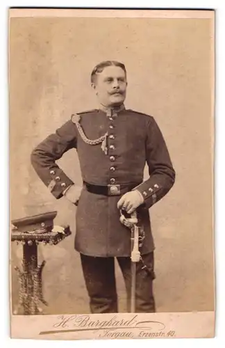 Fotografie H. Burghard, Torgau, Erzenstrasse 40, Uffz. mit Schützenschnur, Säbel und Portepee in Uniform