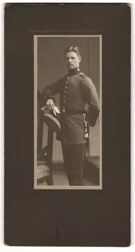 Fotografie unbekannter Fotograf und Ort, Strammer Soldat in Uniform mit Portepee und Bajonett