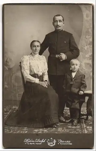 Fotografie Alphons Adolph, Passau, Kl. Exercir-Platz, Gestandener Soldat in Uniform mit Frau und Kind