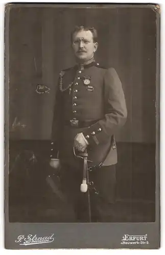 Fotografie P. Strnad, Erfurt, Neuwerk-Strasse 9, Unteroffizier mit Zwicker in Uniform mit Schützenschnur mit Säbel