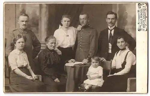 Fotografie Louis Penzel, Görlitz, Schützenstrasse 3, Zwei Soldaten in Uniform mit Orden und der Familie