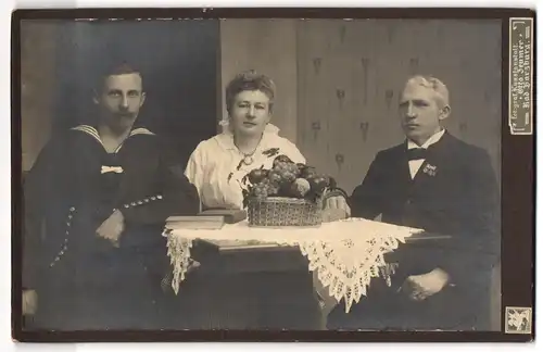 Fotografie Otto Zeumer, Bad Harzburg, Matrose in Uniform mit seinen Eltern am Tisch