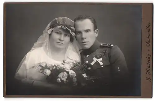 Fotografie J. Hradecky, Podmoklice, K.u.K. Soldat in Uniform mit seiner Braut