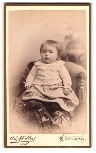Fotografie Ad. Müller, Herisau, Casernenstr., Süsses Kleinkind im bürgerlichen weissen Kleid sitzt auf Stuhl
