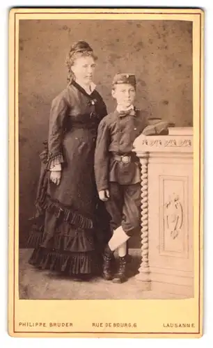 Fotografie Philippe Bruder, Lausanne, Rue de Bourg 6, Schöne Dame im schwarzen Kleid mit jungem Sohn in Uniform
