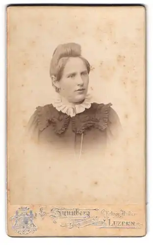 Fotografie E. Lynnberg, Luzern, Bruchstr. 22, Junge Dame mit toupiertem Haar im schwaren bürgerlichen Kleid