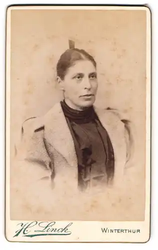 Fotografie H. Linck, Winterthur, St. Georgenstrasse, Bürgerliche Dame mit gebundenem Haar in schwarzer Bluse