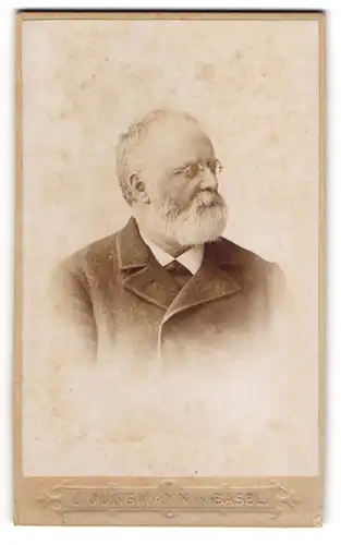 Fotografie J. Jungmann, Basel, Hammerstr. 53, Bürgerlicher Herr mit vollem Bart und Brille im Anzug