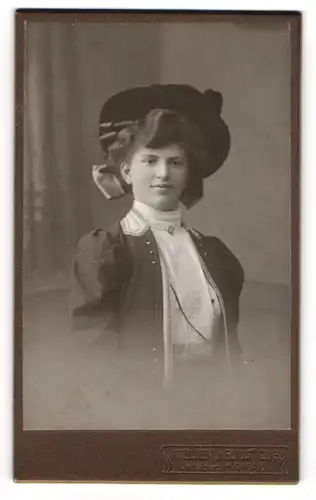 Fotografie Helios, Zug, Junge Dame mit schwarzem Hut und weisser Bluse