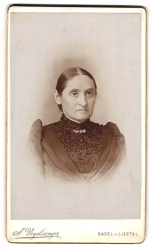 Fotografie I. Vogelsanger, Basel, Oberer Heuberg 6, Bürgerliche Dame mit langer Nase in schwarzem Kleid