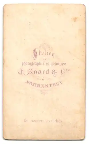 Fotografie J. Enard & Cie, Porrentruy, Junge Dame mit gebundenem Haar im bürgerlichen Kleid