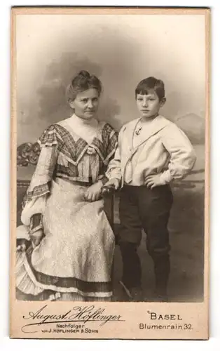 Fotografie August Höflinger, Basel, Blumenrain 32, Bürgerliche Frau mit Sohn im Sonntagsgewand am Stuhl stehend