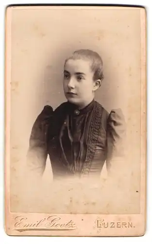 Fotografie Emil Goetz, Luzern, Hirschmattstrasse 8, Schöne junge Dame in Kleid mit Puffärmeln mit gebundenem Haar