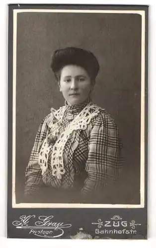 Fotografie H. Grau, Zug, Bahnhof-Str., Junge Dame mit toupiertem Haar im karierten Kleid