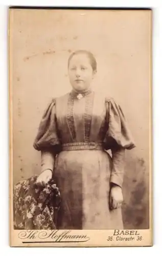 Fotografie Th. Hoffmann, Basel, Clarastr. 36, Pummeliges Mädel mit gebundenem Haar im Sonntagsgewand