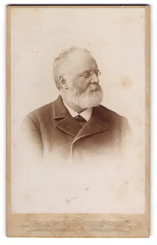 Fotografie J. Jungmann, Basel, Hammerstr. 53, Stattlicher Herr mit Bart und Brille im bürgerlichen Mantel