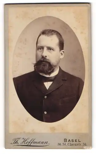 Fotografie Th. Hoffmann, Basel, Clarastr. 36, Bürgerlicher Herr mit Bart und gegeltem Haar im Anzug