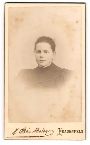 Fotografie Jak Bär, Frauenfeld, Junge Dame mit gebundenem Haar in Bluse mit Puffärmeln