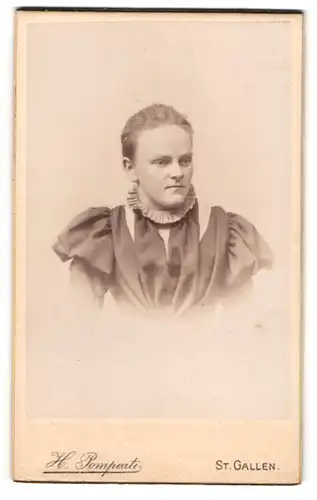 Fotografie H. Pompeati, St. Gallen, Rosenbergstr. 52, Junge Dame im Kleid mit Rüschenkragen