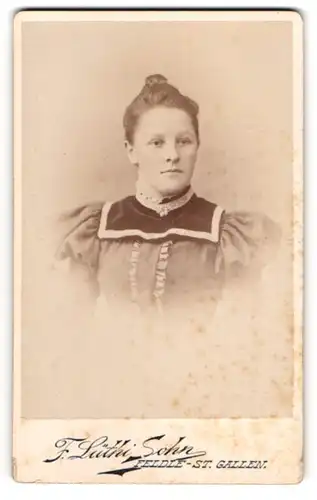 Fotografie F. Lüthi Sohn, Feldle-St. Gallen, Hübsche Dame im Kleid mit Puffärmeln mit gebundenem Haar