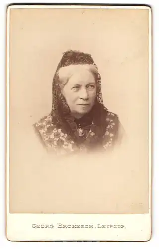 Fotografie Georg Brokesch, Leipzig, Zeitzerstrasse 2, Ältere bürgerliche Dame mit schwarzer Spitzen-Kopfbedeckung