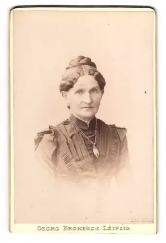 Fotografie Georg Brokesch, Leipzig, Zeitzerstrasse 2, Bürgerliche Dame in schwarzem Kleid mit Medaillonkette