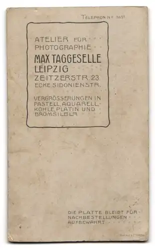 Fotografie Max Taggeselle, Leipzig, Zeitzerstrasse 23, Niedliches Kleinkind mit grossem Kopf in weissem Kleidchen