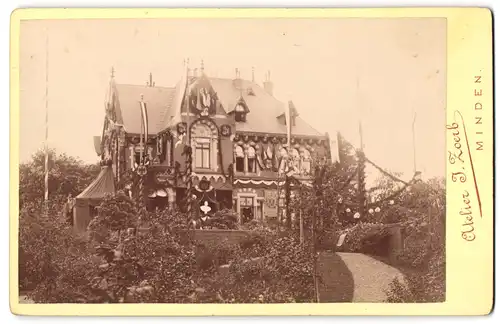 Fotografie J. Zoerb, Minden, Ansicht Minden / Westfalen, festlich geschmückte Villa zum Kaisergeburtstag