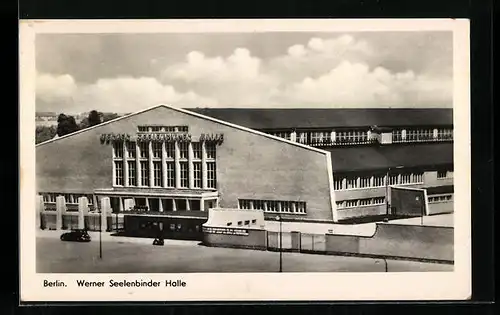 AK Berlin, Werner-Seelenbinder-Halle mit Strasse